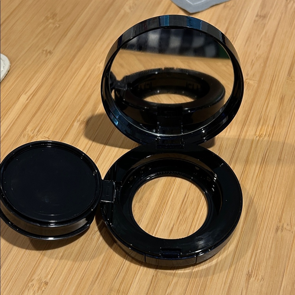 Cle de peau radiant cream to powder foundation Mirror Case